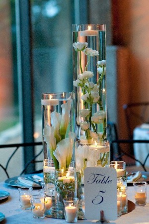 Cilindros con flores blancas y velas